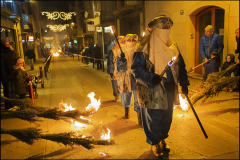 Les Atxes de la Nit de Reis. Tradició de Tona en que els nens del poble cremen les atxes (fetes amb una planta que és una espècie de lavanda) per, amb el fum, gui els Reis d'Orient  la nit de reis. Les atxes les encenen els patges. Tona (Osona) © Oriol Clavera