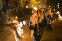 Les Atxes de la Nit de Reis. Tradició de Tona en que els nens del poble cremen les atxes (fetes amb una planta que és una espècie de lavanda) per, amb el fum, gui els Reis d'Orient  la nit de reis. Les atxes les encenen els patges. Tona (Osona) © Oriol Clavera